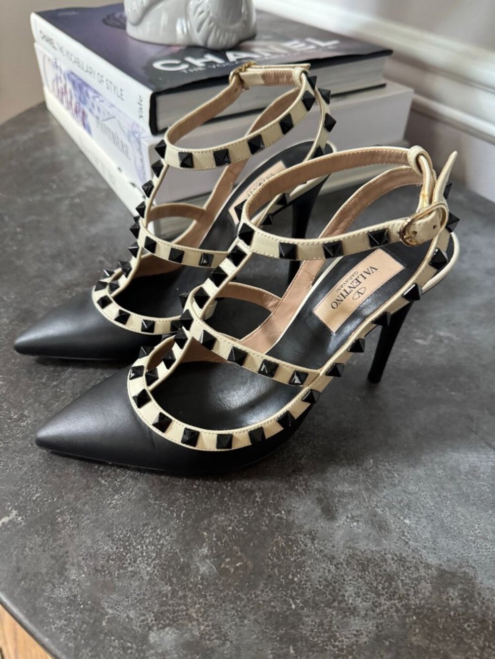 VALENTINO GARAVANI Rockstud Cage Leather Pumps Black White 36.5
